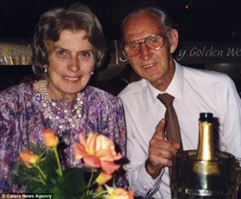 Inseparable couple married for 65 years die minutes apart